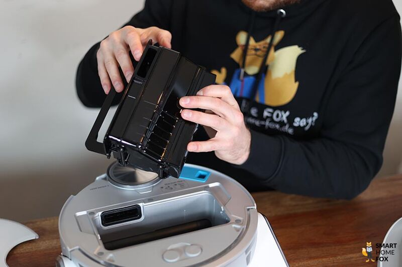 Der mobile Staubbehälter des Samsung Jet Bot AI+ ist zu sehen.